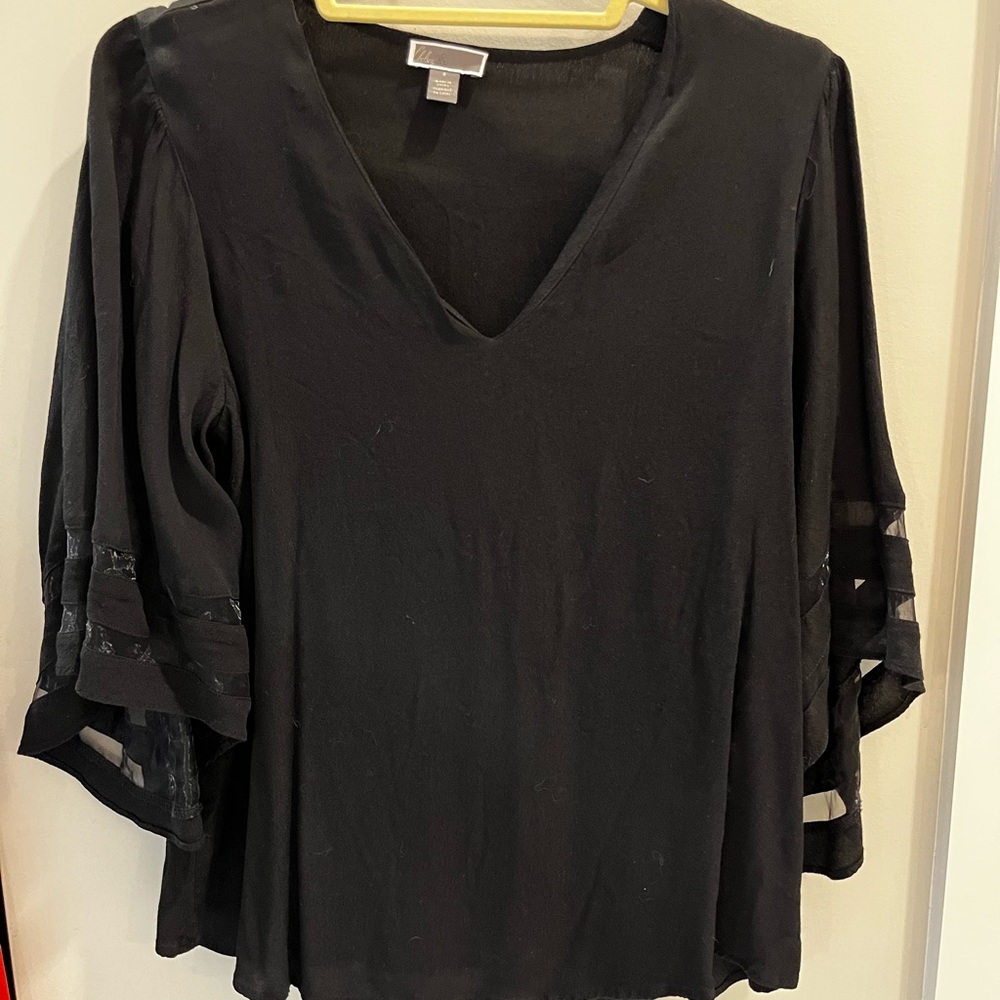 Chelsea 28 blouse in black with fun sleeve detail